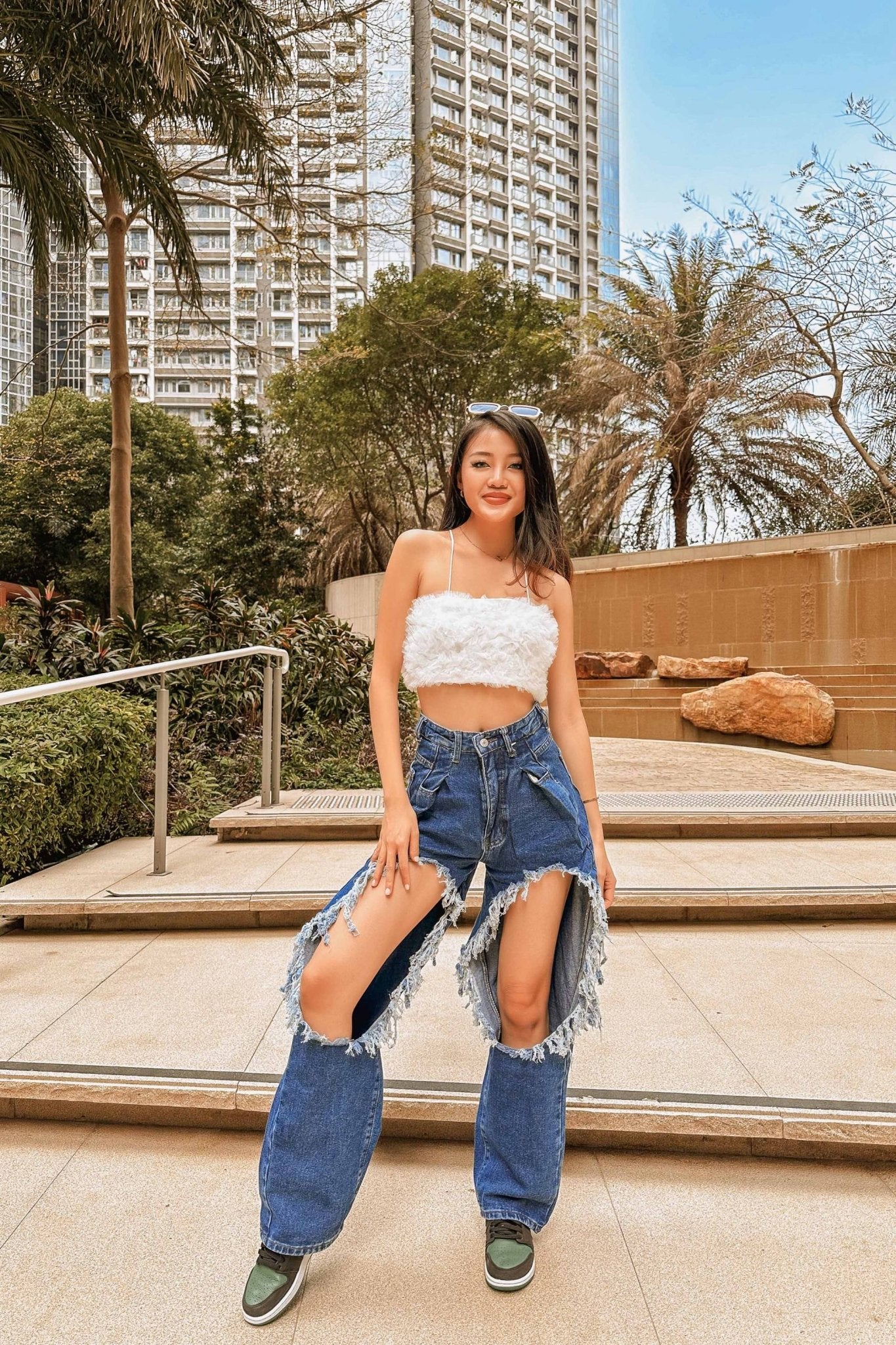 Edica Oversized Ripped Jeans – FREYJA - Main Image